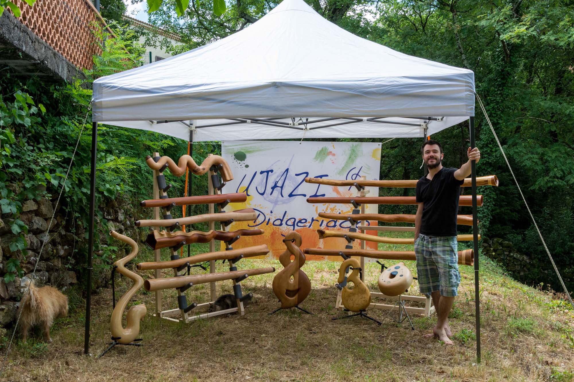 Stand Ujazi et présentoires avec une quinzaine de didgeridoos divers, prêt pour le Rêve de l'Aborigène 2016 